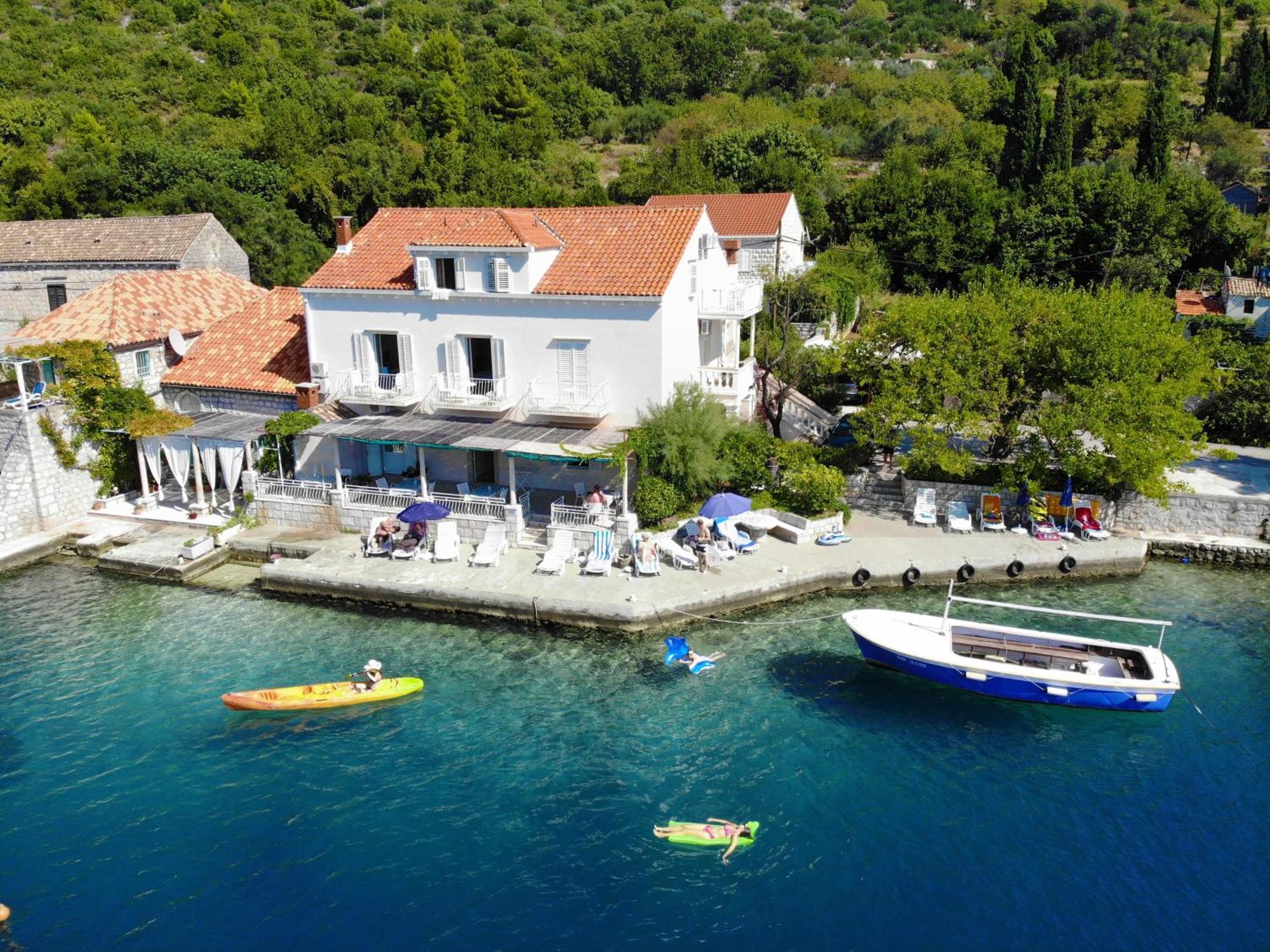 Cecilija - Seafront With Sunbeds! Unique Apartment *